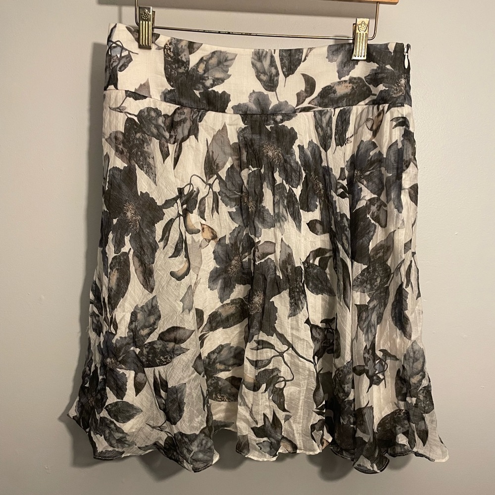 Ann Taylor’s A line grey and white floral skirt 6 - Picture 1 of 3